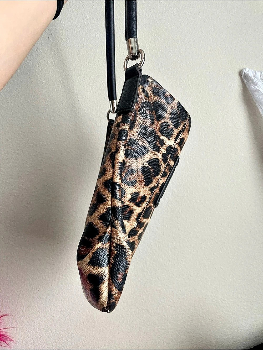 Liz Claiborne Leopard Print Shoulder Bag - Picture 3 of 4